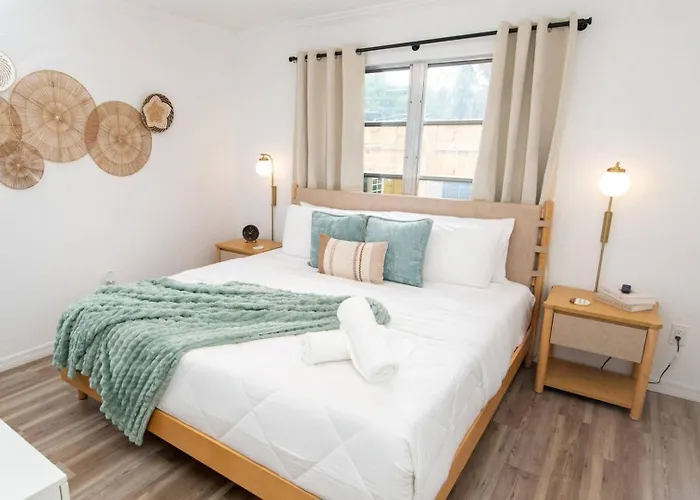 Coastal • Access • Sleeps 14 Holiday home Clearwater Beach