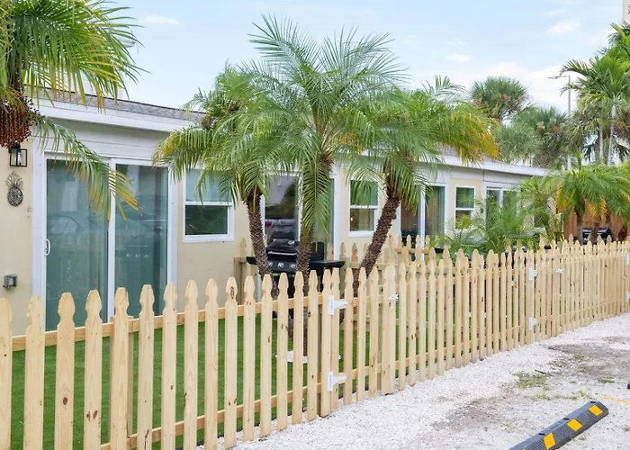 Holiday home Coastal • Access • Sleeps 14 *