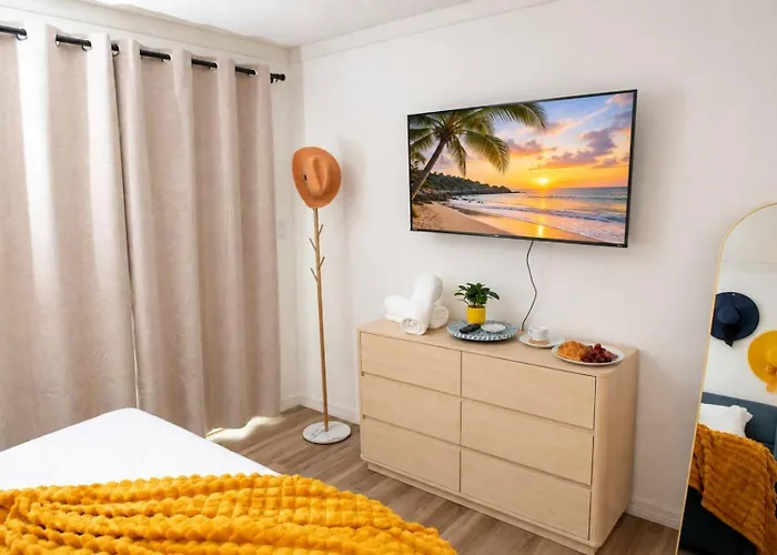 Coastal • Access • Sleeps 14 Holiday home *