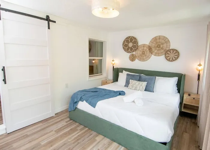 Holiday home Coastal • Access • Sleeps 14 *
